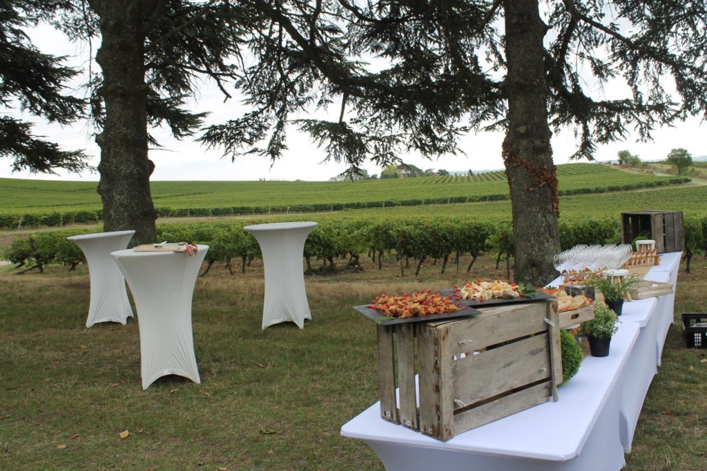 Tafer Occitane - mise en place déjeuner dans les vignes